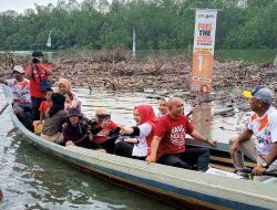 Molen Monica Jadi Incaran Warga Berfoto Saat Hadiri Lomba Dayung di Opas Indah